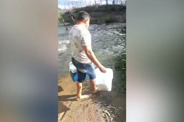 Enfermeiro atravessa rio a pé para vacinar idosa contra a Covid na PB