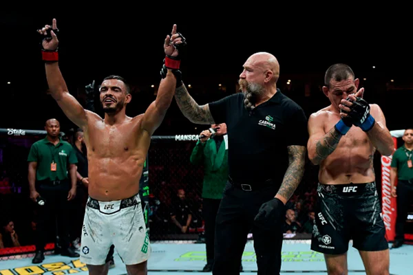 Imagem colorida de ismael bonfim no ufc - Metrópoles