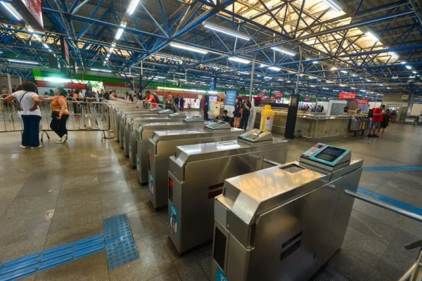 Imagem colorida mostra catraca da CPTM, que passará a aceitar cartão de crédito e débito - Metrópoles