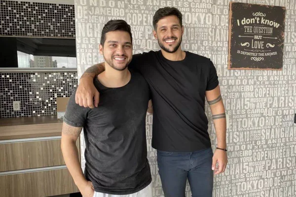 rodrigo mussi e diogo mussi em pé e abraçados de lado