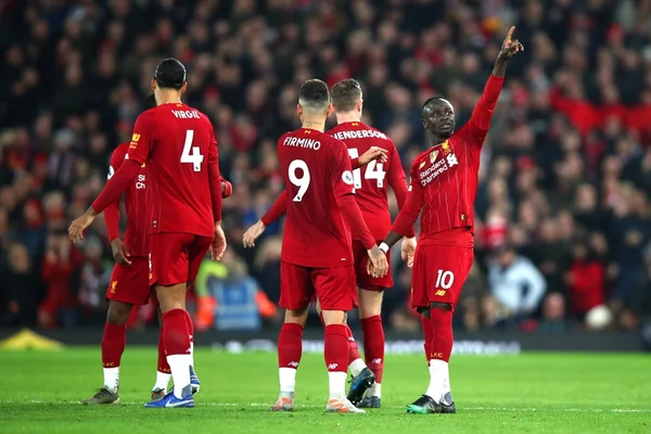 Com ajuda do VAR, Liverpool vence e mantém vantagem na liderança