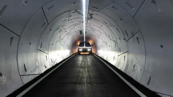 Túnel Elon Musk. Imagem colorida