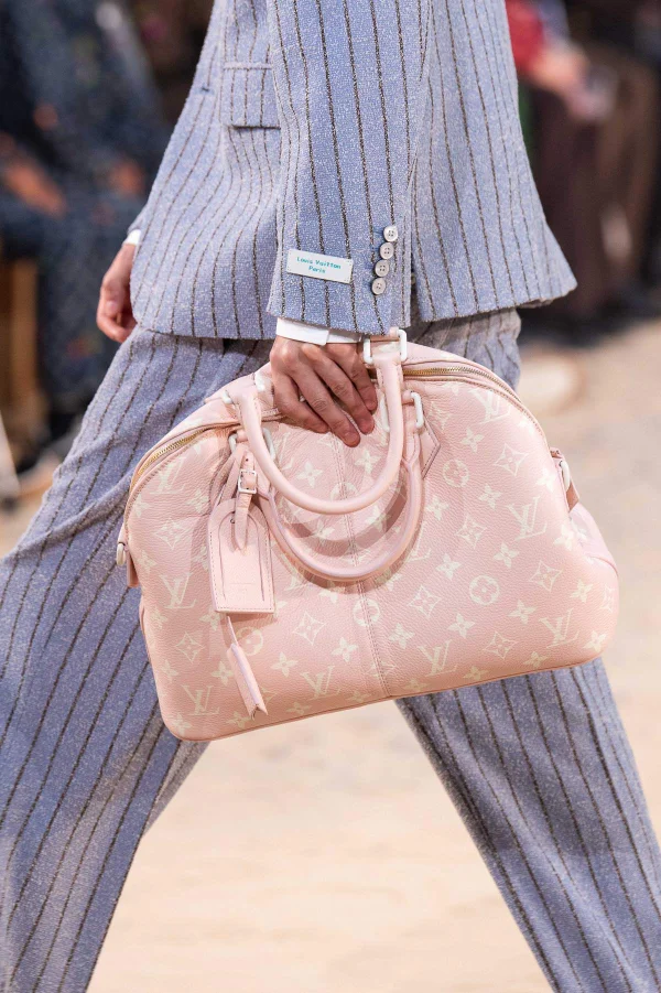 Louis Vuitton incorpora corais e cobra em bolsas masculinas - destaque galeria