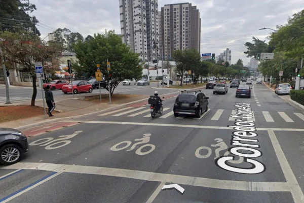 Imagem em cores de cruzamento na Avenida Luiz Dumont Villares, na zona norte, com indicações do Google Maps