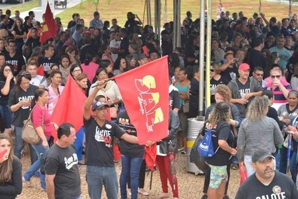 Servidores administrativos das escolas públicas suspendem a greve