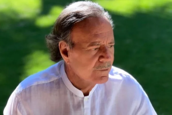 Julio Iglesias desabafa após acusação de assédio: “Grande tristeza”