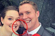 Suposto fantasma aparece em foto de casal após cerimônia de casamento