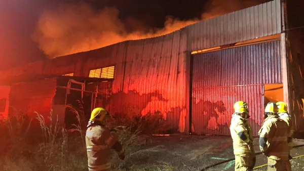 Fogo em galpão em Santo Antonio do Descoberto
