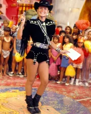 Relembre os looks mais ousados e criativos do “Xou da Xuxa” - imagem 2 Relembre os looks mais ousados e criativos do “Xou da Xuxa” - imagem 2