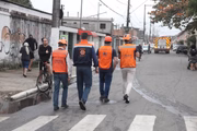 Equipes da Defesa Civil no bairro