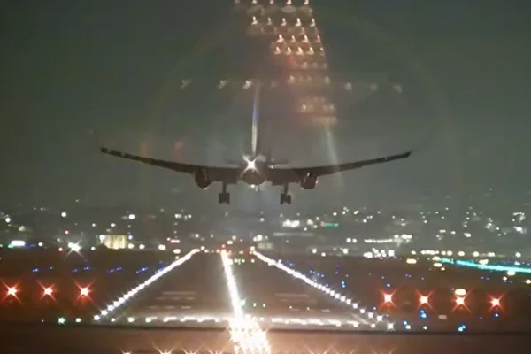 Imagem de avião Boeing na pista do aeroporto de Guarulhos - Metrópoles