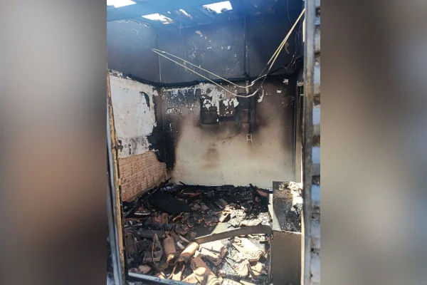 Imagens coloridas mostram casa totalmente destruída após incêndio