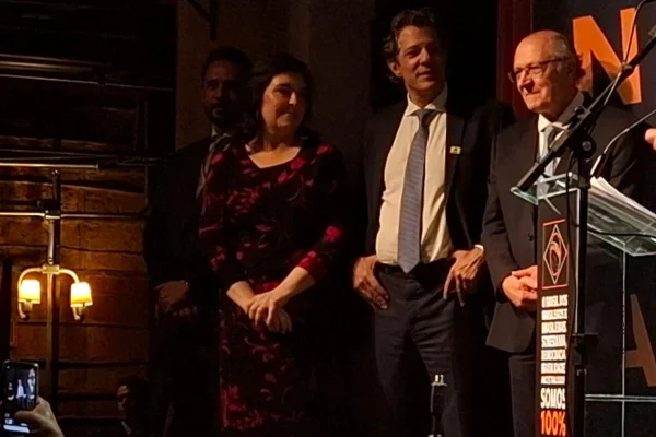 Imagens coloridas mostram ministros do governo federal Simone Tebet, Fernando Haddad, e o vice-presidente Geraldo Alckmin