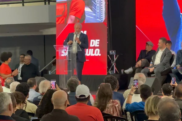 Imagem colorida mostra Lula discursando durante anúncio da pré-candidatura de Fernando Haddad ao governo de São Paulo - Metrópoles