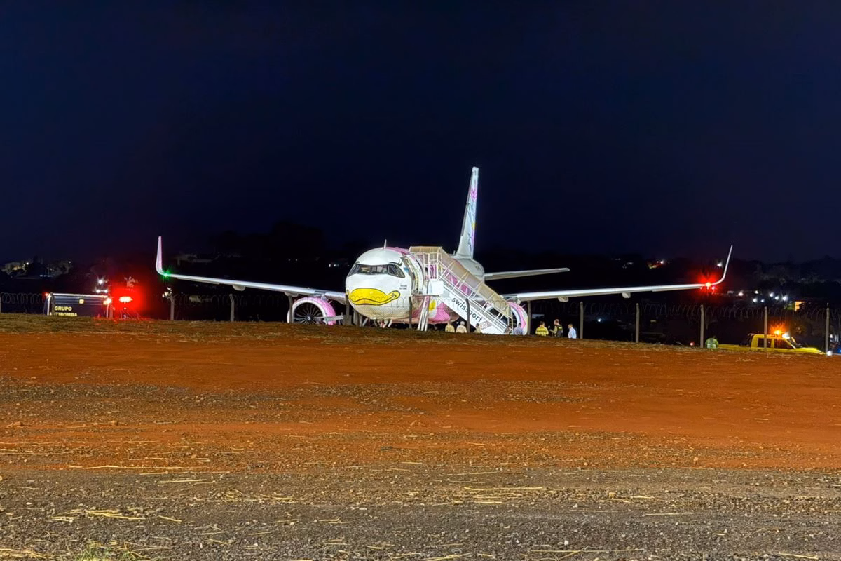 imagem colorida de avião da azul alvo de ameaça de bomba em brasilia