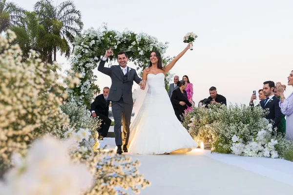 Manuella Cruz e Igor Claudino dizem sim ao amor em enlace exuberante