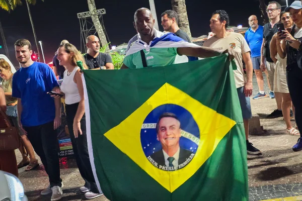 Apoiadores de Bolsonaro se reúnem em frente ao hotel Pestana Rio Atlântica, onde o ex-presidente está hospedado, em Copacabana - Metrópoles