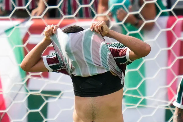 Jogador do Fluminense com top sob a camisa do time - Metrópoles