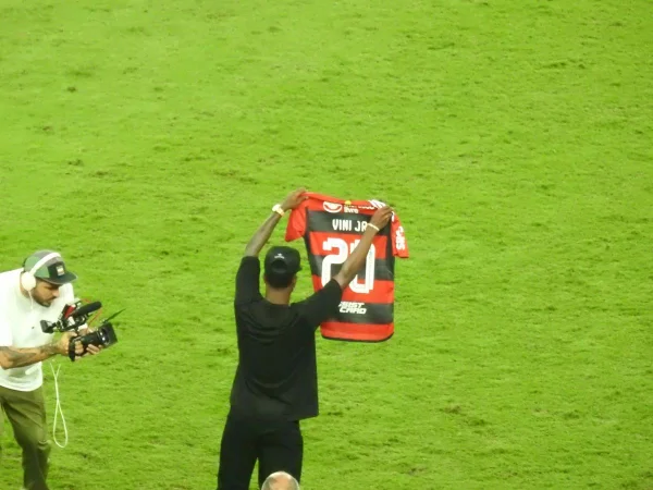 De férias no Brasil, Vini Jr. é homenageado no Maracanã