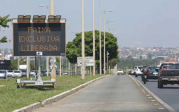 DER-DF volta atrás e diz que lei que libera faixa exclusiva não vale