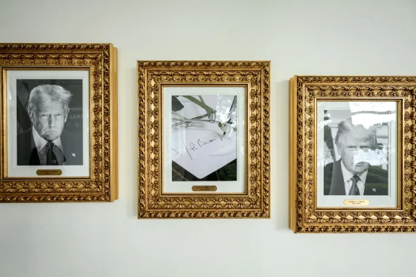 Imagem colorida de quadro de Trump e piada com Biden - Metrópoles