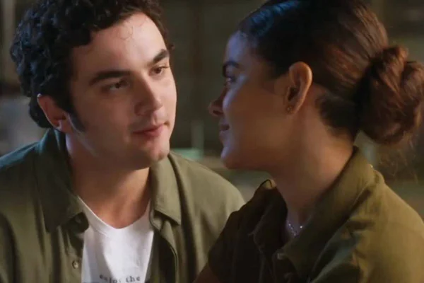 Imagem colorida de Tatá e Jenifer, personagens da novela Vai na Fé - Metrópoles