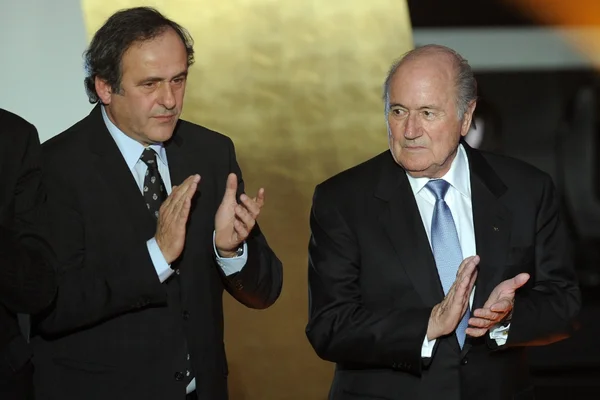 Foto colorida de Michel Platini e Joseph Blatter - Metrópoles