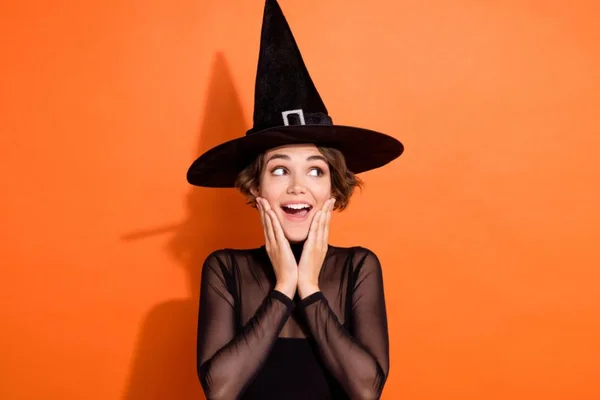 Mulher fantasiada de bruxinha