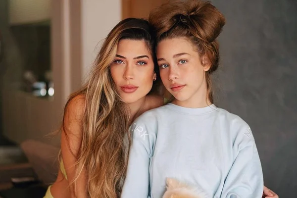 Foto colorida de Renata Muller e Victor Pecoraro