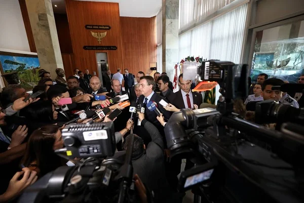Análise: mesmo sem querer, bolsonaristas têm de conviver com imprensa