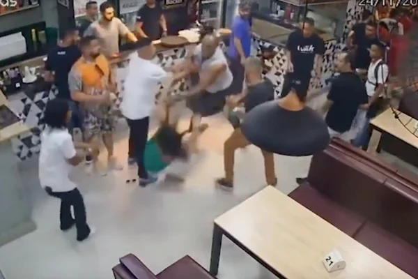 “Falou que ia me dar um tiro”, diz mulher que levou soco em bar