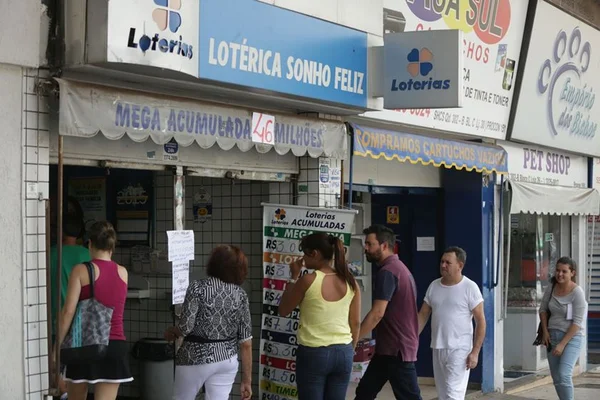 Idosa sofre sequestro relâmpago após sair de lotérica na 302 Sul
