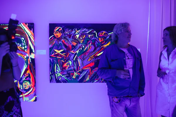 Ultra Violeta, uma nova cor no mundo das galerias de arte