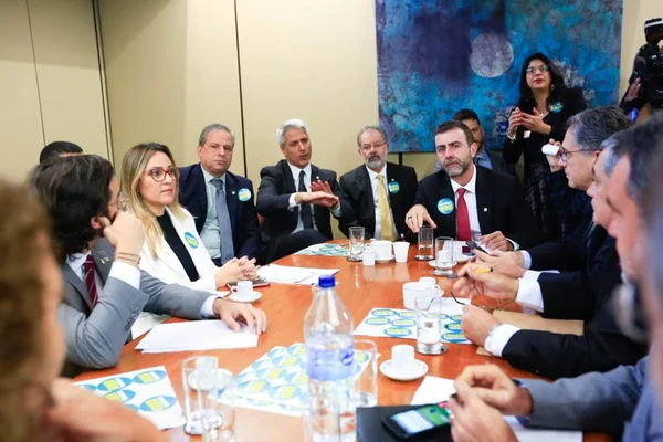 Molon: governo “blefa” ao dizer que tem 340 votos para Previdência