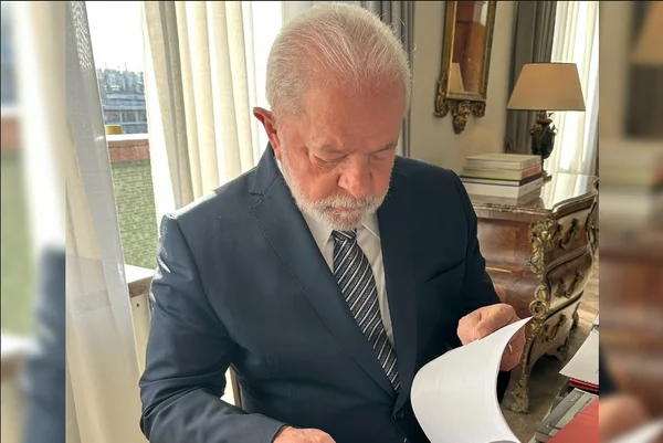 Foto colorida do presidente Lula usando gravata comprada por Janja em loja de luxo