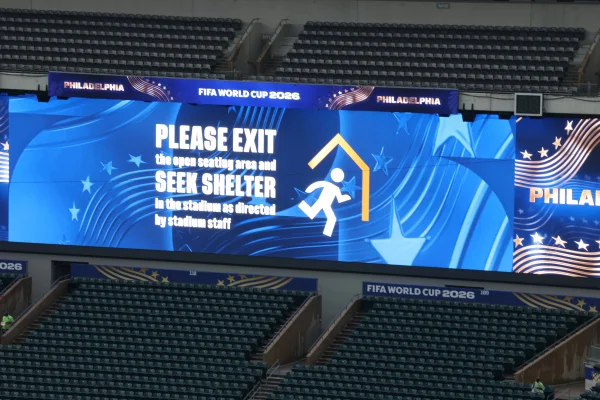 Alerta de tempestade no Lincoln Financial Field, na Filadélfia, antes da partida entre França e Iraque