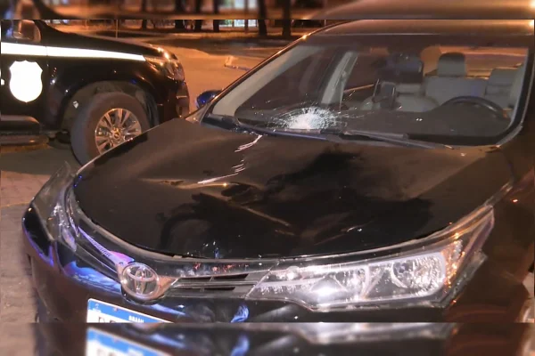 Carro com capô amassado e vidro trincado