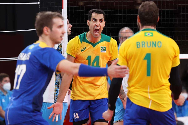 Douglas Souza, jogador de volei, grita ao comemorar ponto em partida de volei em Tokyo 2021