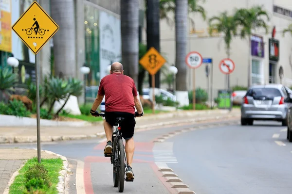 Homem anda de bicicleta em ciclovia de Águas Claras