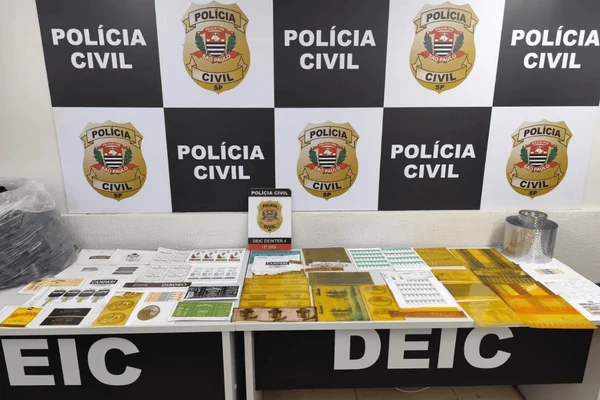 Materiais gráficos apreendidos pela Polícia Civil usados para falsificar rótulos de bebidas alcoólicas adulteradas da Campari, Old Parr e White Horse.