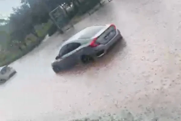 Carros ficam parcialmente submersos em alagamento na Asa Sul