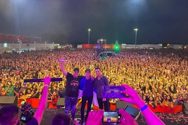 João Gomes, Tarcísio do Acordeon e Vítor Fernandes reúnem 15 mil em show
