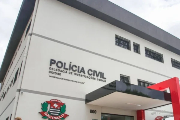 O casal ficou ferido após a tentativa de homicídio. Eles estavam dentro de carro na Rua Beatriz da Conceição, em São José do Rio Preto - Metrópoles