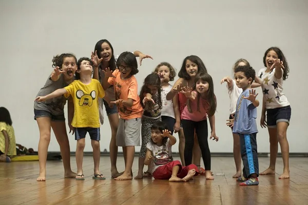 Crianças vivenciam o teatro em projeto inclusivo no Dulcina