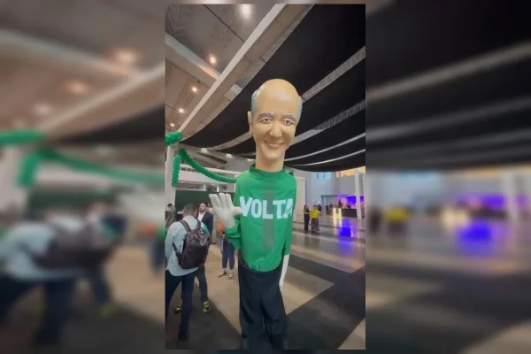 TRE-DF proíbe “bonecão” de Arruda e aponta propaganda antecipada