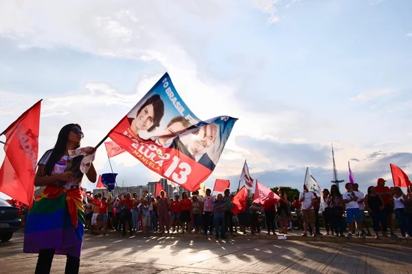 Grupos pró-Haddad se concentram na Rodoviária do Plano Piloto