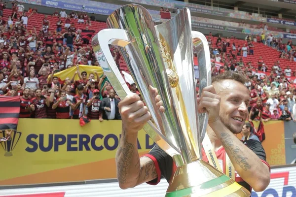 Rafinha fala em “marcar era” no Flamengo após título da Supercopa