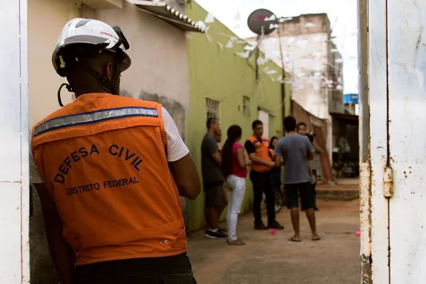Vídeo: cinco prédios com risco de desabamento são evacuados no DF