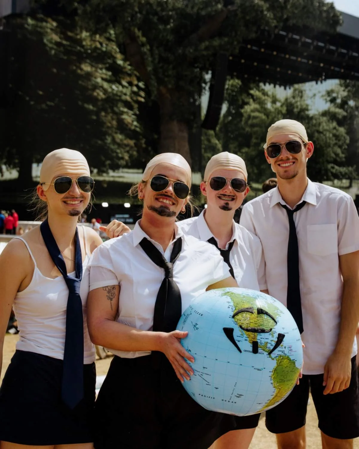Fãs fantasiados de Mr. Worldwide Fãs fantasiados de Mr. Worldwide
