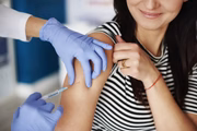 Outra medida importante é a redução da chance de infecção em caso de novas variantes. O anticorpo promovido pela vacina é direcionado para a cepa que deu origem à fórmula e, nesse processo, as pessoas também produzem anticorpos que possuem diversidade. Quanto maior o alcance das proteínas que defendem o organismo, maior é a probabilidade que alguns se liguem à variante nova Outra medida importante é a redução da chance de infecção em caso de novas variantes. O anticorpo promovido pela vacina é direcionado para a cepa que deu origem à fórmula e, nesse processo, as pessoas também produzem anticorpos que possuem diversidade. Quanto maior o alcance das proteínas que defendem o organismo, maior é a probabilidade que alguns se liguem à variante nova
